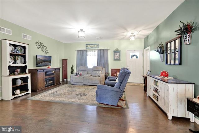 4 ROSEBUSH CT, Womelsdorf, PA 19567