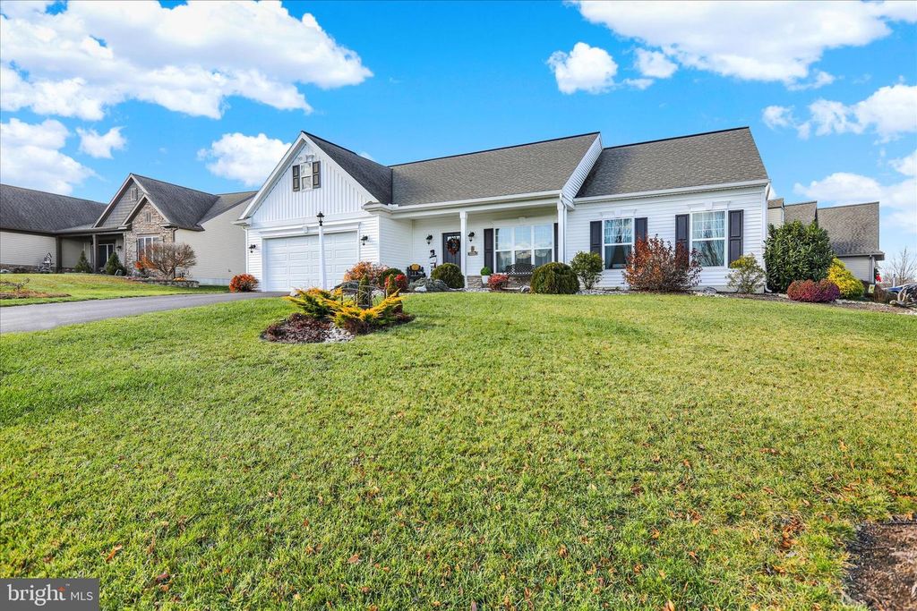 4 ROSEBUSH CT, Womelsdorf, PA 19567