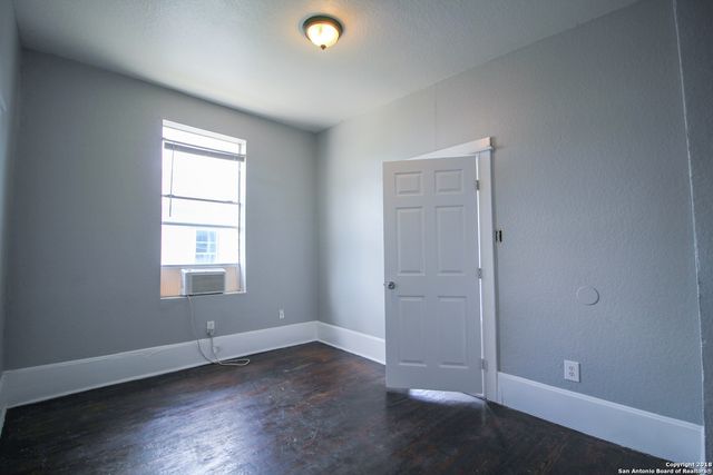 1716 N Olive St Apt 4, San Antonio, TX 78208