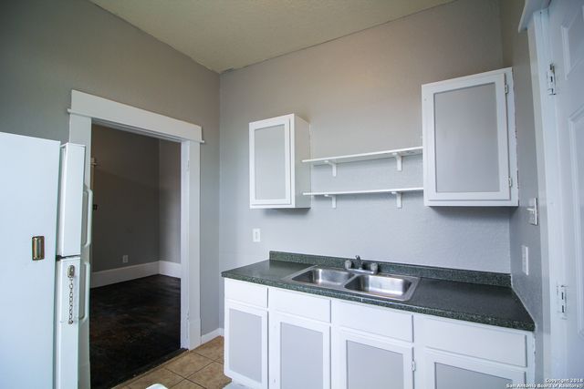 1716 N Olive St Apt 4, San Antonio, TX 78208