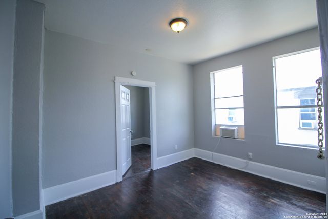 1716 N Olive St Apt 4, San Antonio, TX 78208