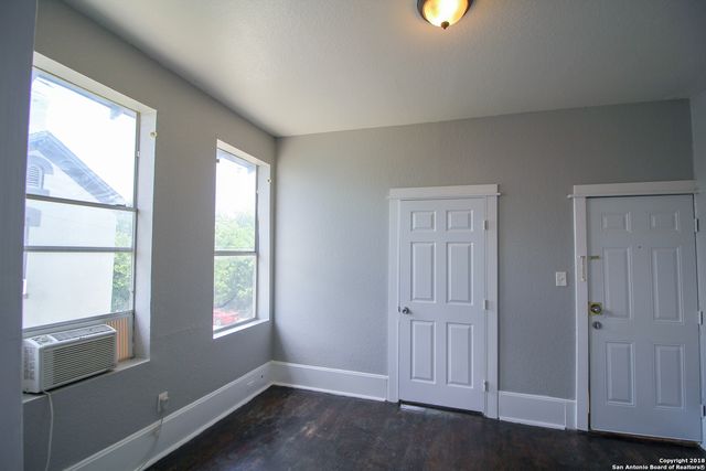 1716 N Olive St Apt 4, San Antonio, TX 78208