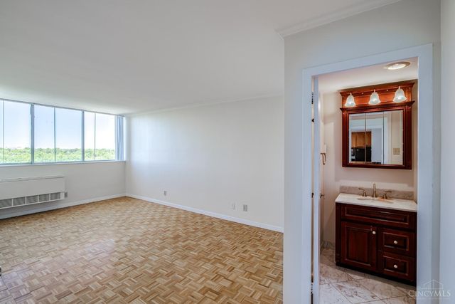 2324 Madison Road, Cincinnati, OH 45208