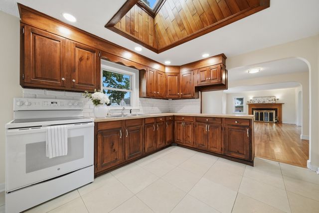 3 Carlton St, Peabody, MA 01960
