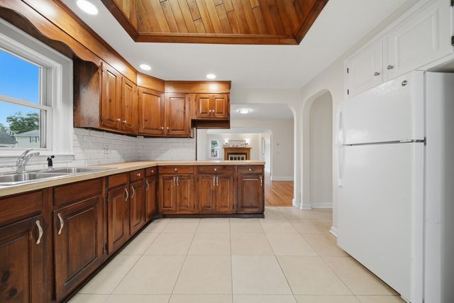 3 Carlton St, Peabody, MA 01960
