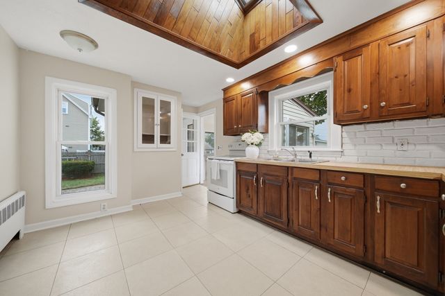 3 Carlton St, Peabody, MA 01960