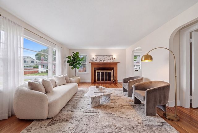 3 Carlton St, Peabody, MA 01960
