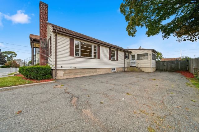 3 Carlton St, Peabody, MA 01960