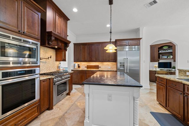 58 Shadow Creek Ridge Drive, Spring, TX 77389