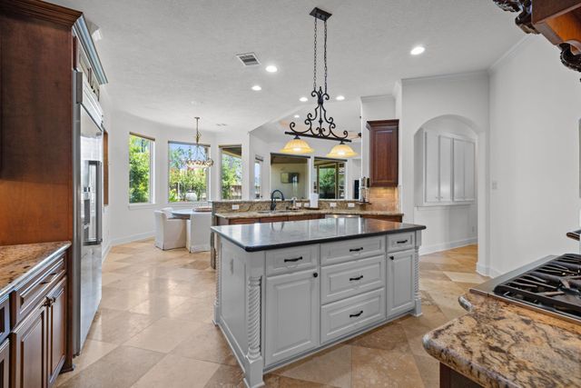 58 Shadow Creek Ridge Drive, Spring, TX 77389