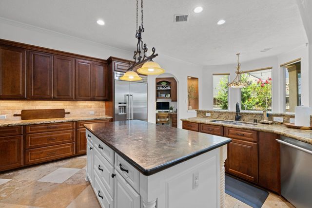 58 Shadow Creek Ridge Drive, Spring, TX 77389