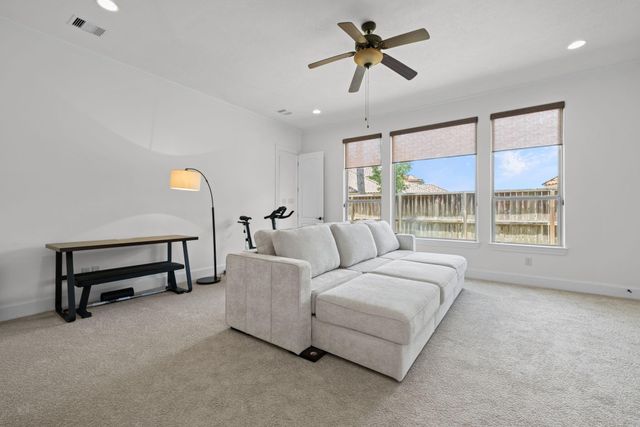 58 Shadow Creek Ridge Drive, Spring, TX 77389