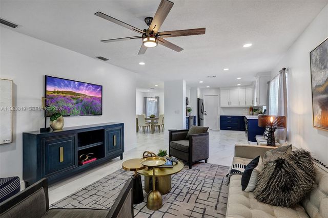 104 Wedgewood Lakes S, Greenacres, FL 33463