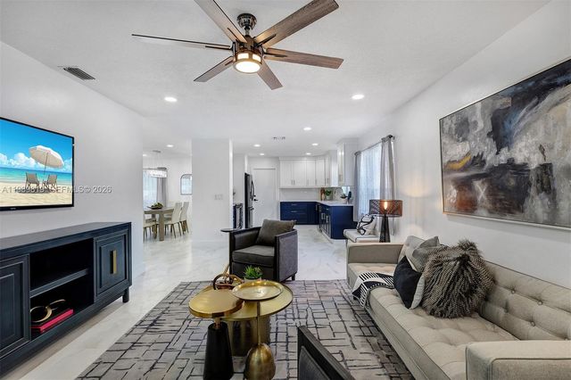 104 Wedgewood Lakes S, Greenacres, FL 33463
