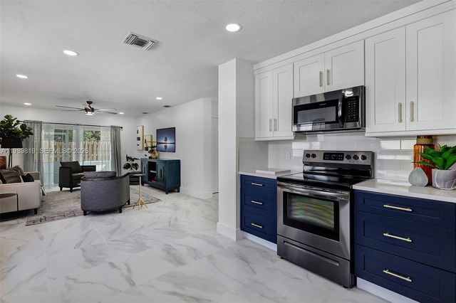 104 Wedgewood Lakes S, Greenacres, FL 33463