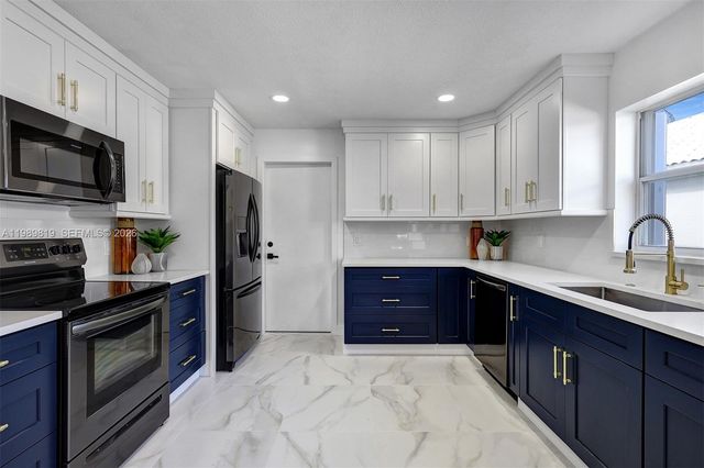 104 Wedgewood Lakes S, Greenacres, FL 33463