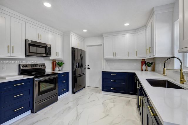 104 Wedgewood Lakes S, Greenacres, FL 33463