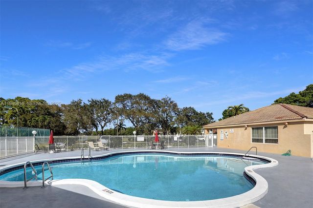 104 Wedgewood Lakes S, Greenacres, FL 33463