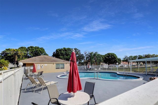 104 Wedgewood Lakes S, Greenacres, FL 33463