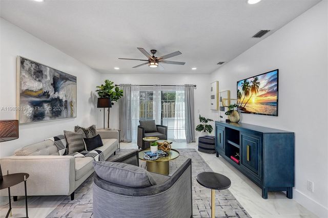 104 Wedgewood Lakes S, Greenacres, FL 33463