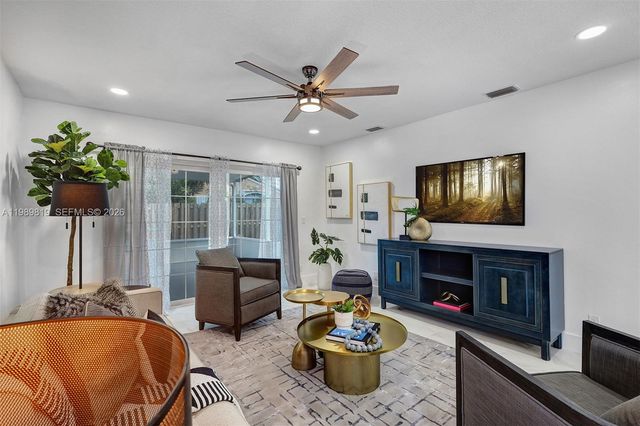 104 Wedgewood Lakes S, Greenacres, FL 33463