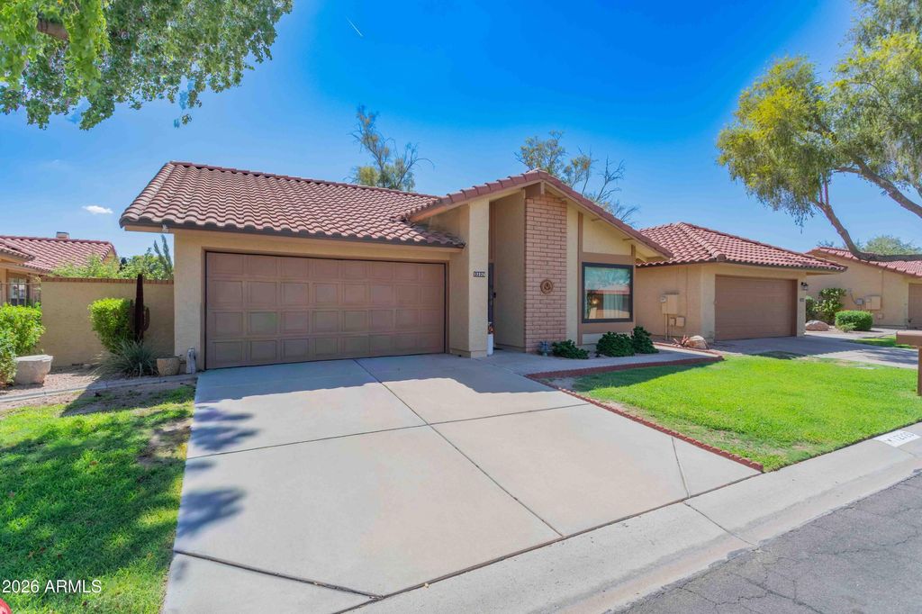12326 S SHOSHONI Drive, Phoenix, AZ 85044 — photo 2