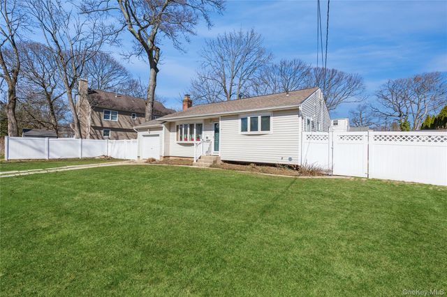 3 Grand Haven Drive, Commack, NY 11725