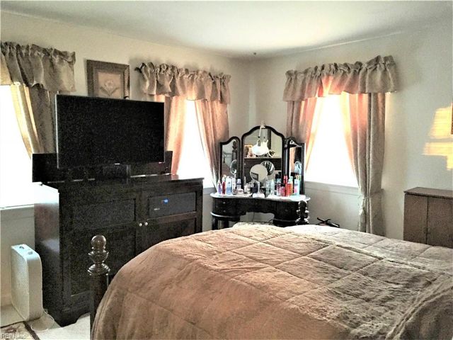 621 Lake DR, Virginia Beach, VA 23451