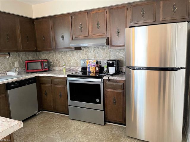 621 Lake DR, Virginia Beach, VA 23451