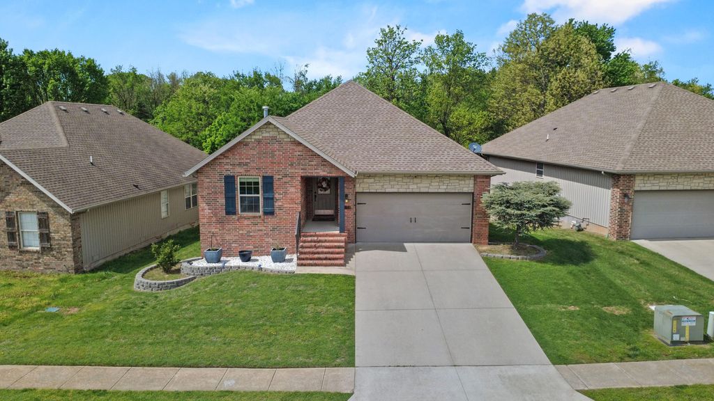 1157 S Maple Grove Avenue, Springfield, MO 65804