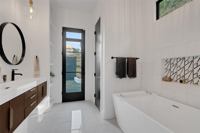 401 Rogart DR, Spicewood, TX 78669