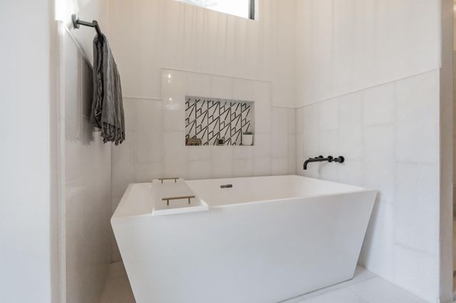 401 Rogart DR, Spicewood, TX 78669