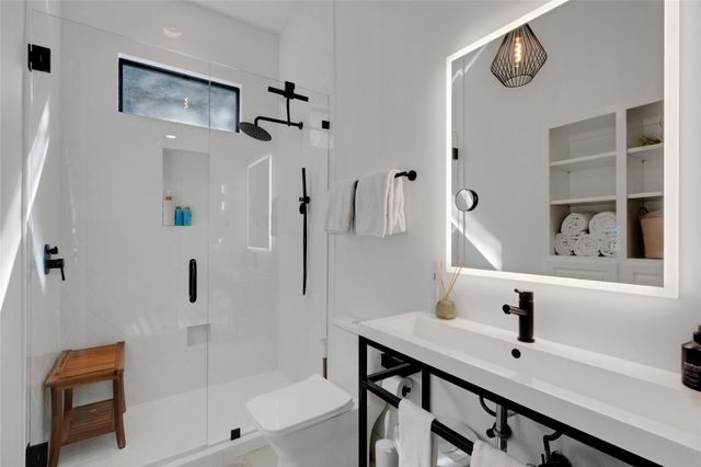 401 Rogart DR, Spicewood, TX 78669