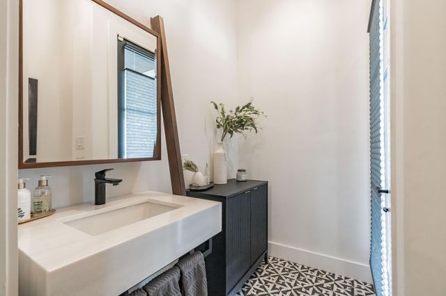 401 Rogart DR, Spicewood, TX 78669