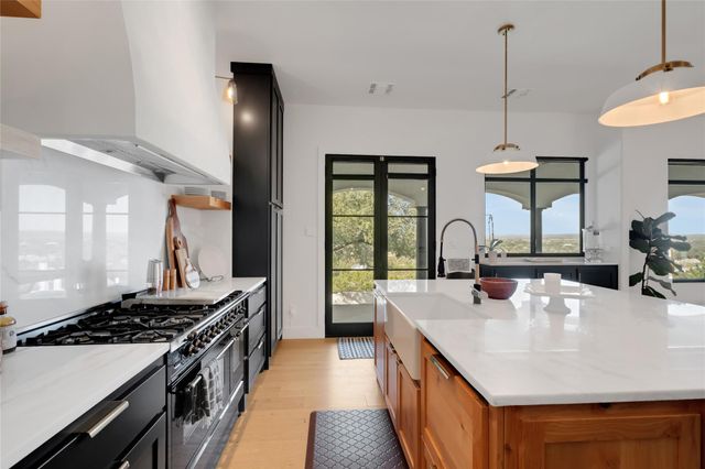 401 Rogart DR, Spicewood, TX 78669