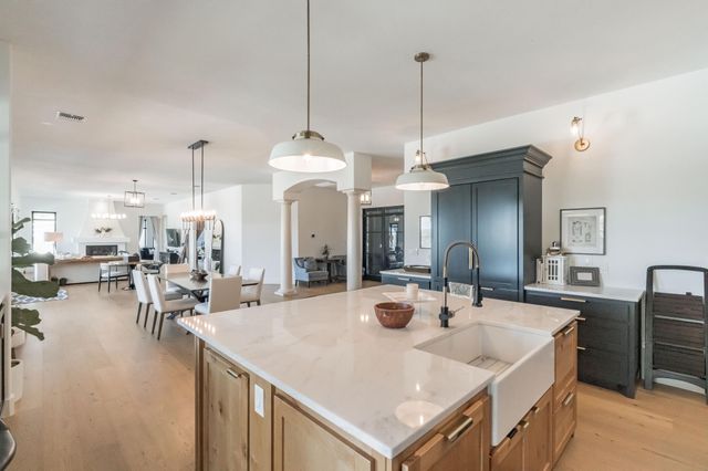 401 Rogart DR, Spicewood, TX 78669