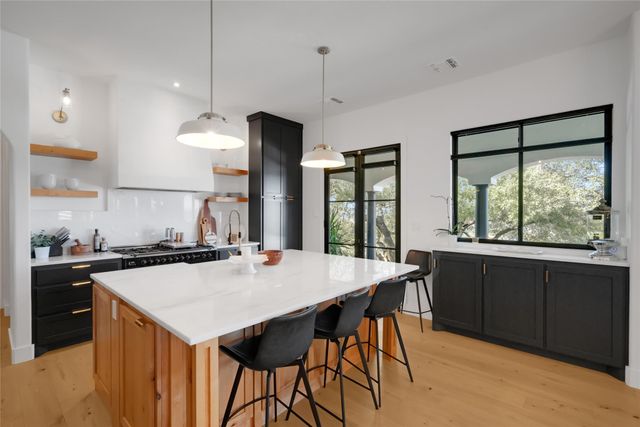 401 Rogart DR, Spicewood, TX 78669