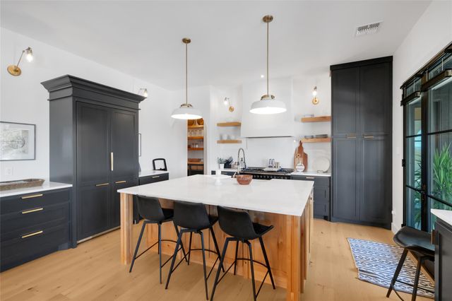 401 Rogart DR, Spicewood, TX 78669