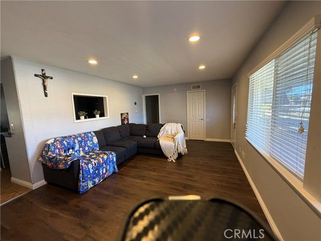 288 Royal Coach, Pomona, CA 91767