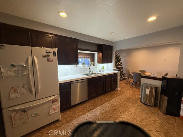 288 Royal Coach, Pomona, CA 91767