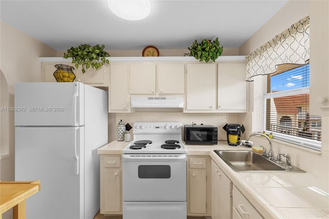 8950 Sunrise Lakes Boulevard 309, Sunrise, FL 33322