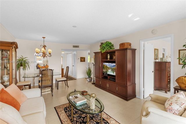 8950 Sunrise Lakes Boulevard 309, Sunrise, FL 33322