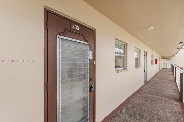 8950 Sunrise Lakes Boulevard 309, Sunrise, FL 33322