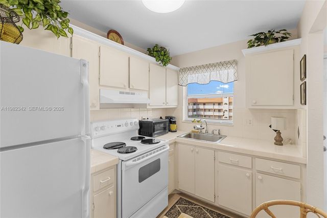 8950 Sunrise Lakes Boulevard 309, Sunrise, FL 33322