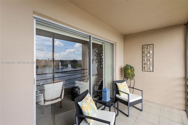 8950 Sunrise Lakes Boulevard 309, Sunrise, FL 33322