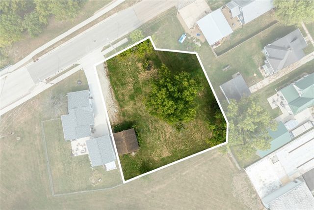 508 Vine St, Center Point, IA 52213