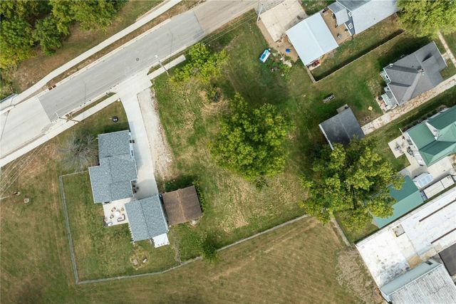 508 Vine St, Center Point, IA 52213