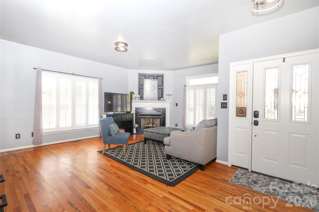 7982 King Arthurs Court, Denver, NC 28037