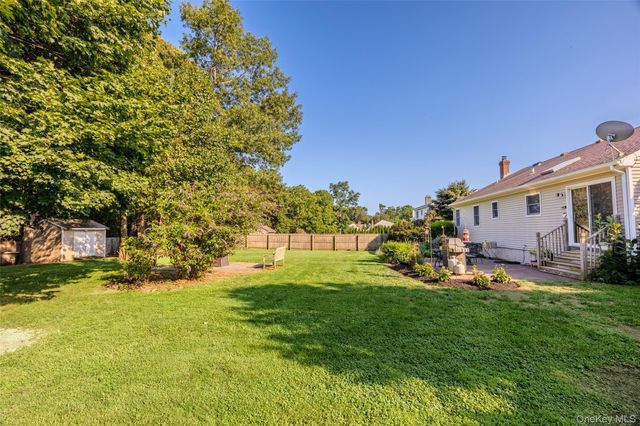 2200 Aldrich Lane, Laurel, NY 11948