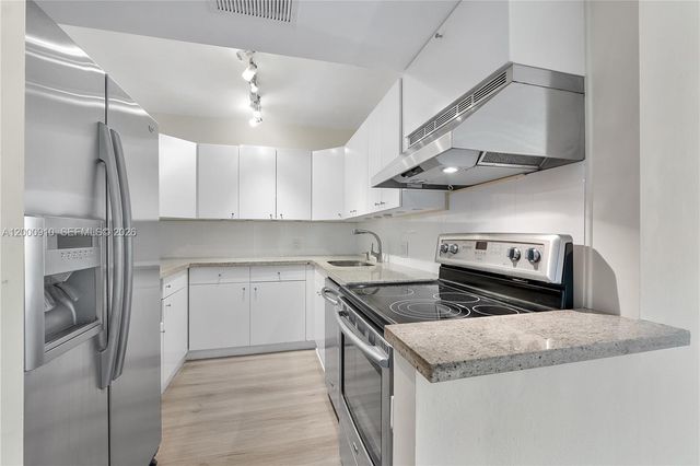 20335 W Country Club Dr 208, Aventura, FL 33180